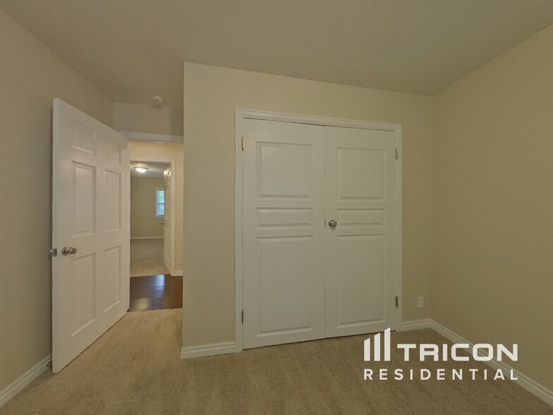 Building Photo - 2337 S Elm Dr