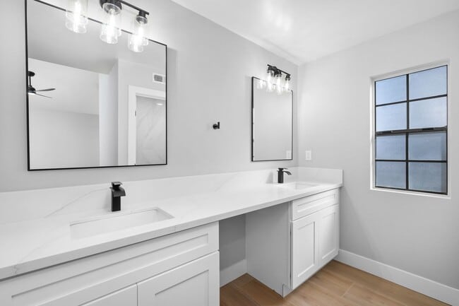 Building Photo - Move-In-Ready Townhome-Style Unit in Chula Vista!