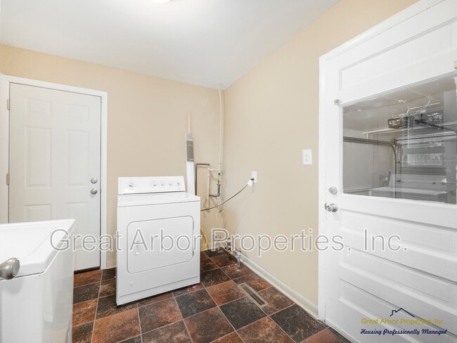 Building Photo - 1088 Studebaker Ave