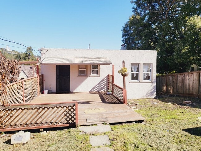 Building Photo - Charming Single Family Home