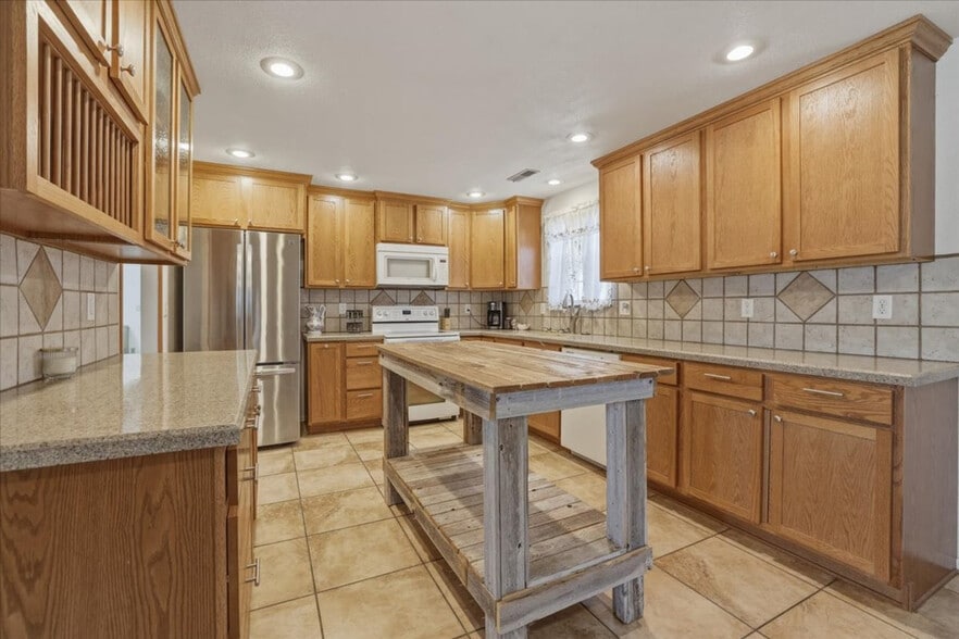 Building Photo - 925 S Haskett St