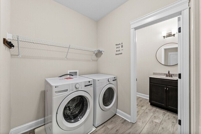 Building Photo - Pet Friendly Four Bedroom!
