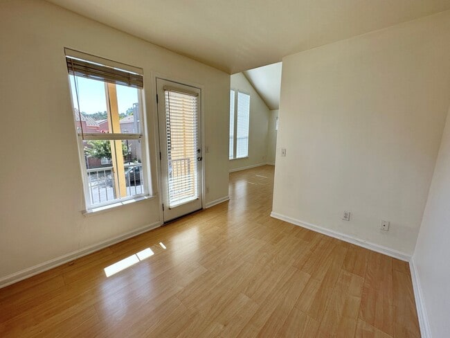 Building Photo - Hamilton 3+bd/2.5bth Townhome w/Den