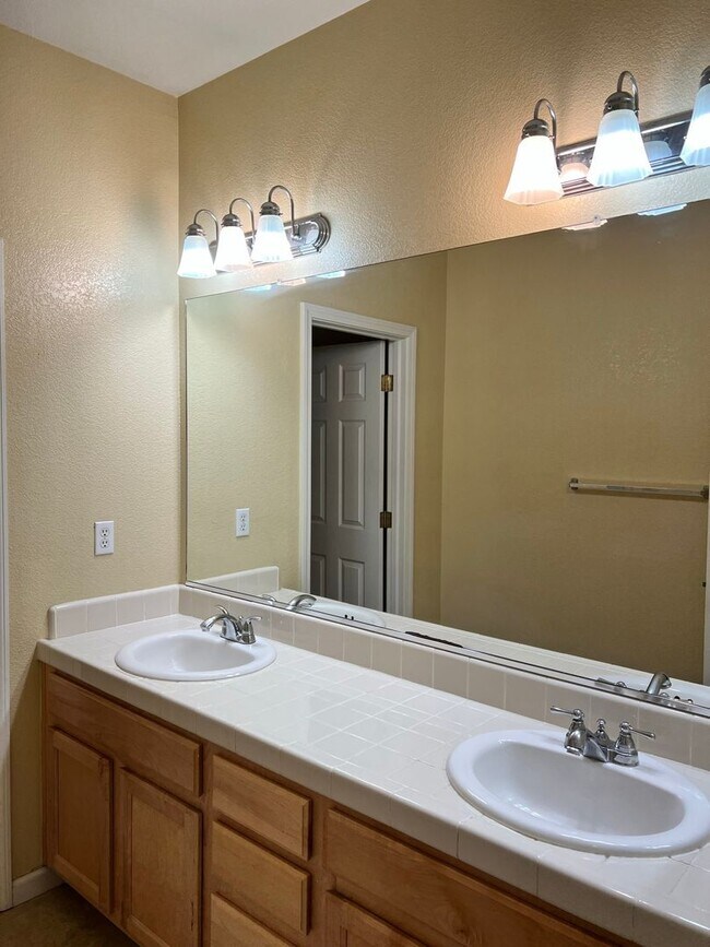 Building Photo - Beautiful home in Reflections gated community