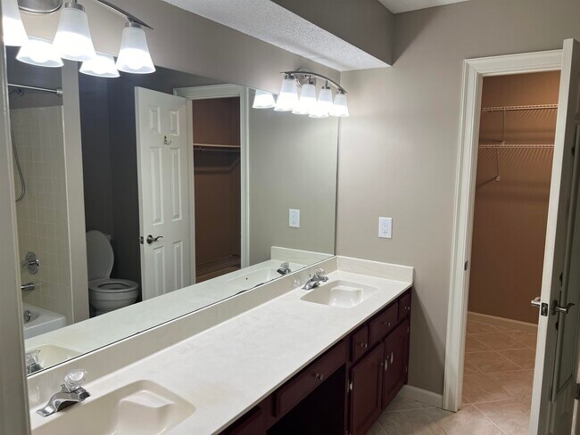 Building Photo - 370 Goldfinch Cove