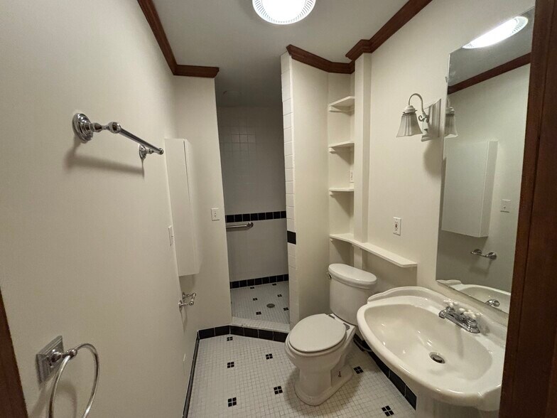 Building Photo - 941 W 7th St