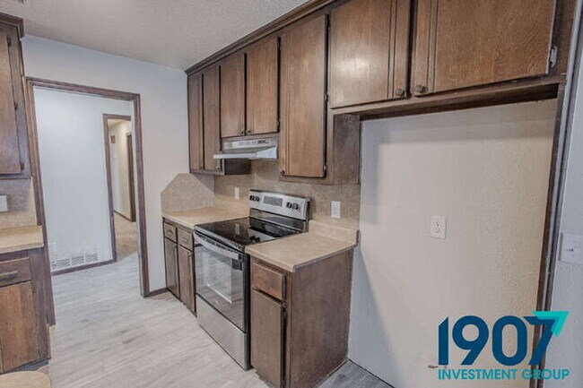 Building Photo - Charming Brick Home with Modern Updates and Large Backyard in Moore!