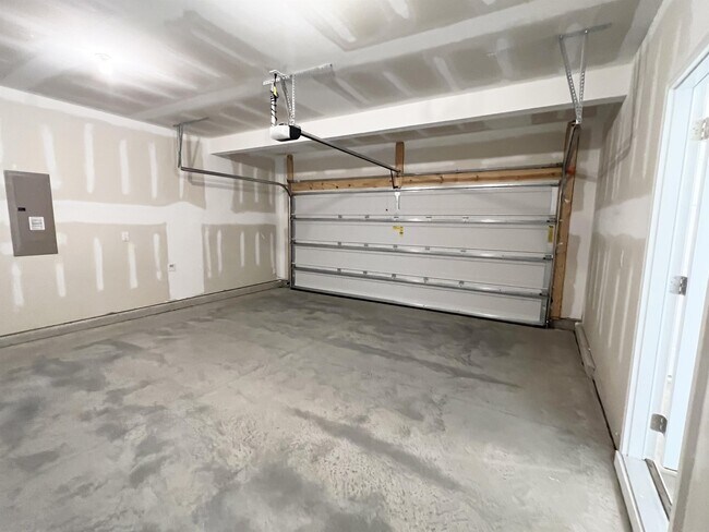 Building Photo - 324 Highview Dr