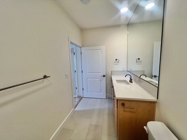 Building Photo - Gorgeous Ridgefield Home w/ full guest sui...