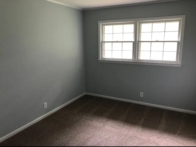Building Photo - AVAILABLE NOW! CALL US FOR A SHOWING!
