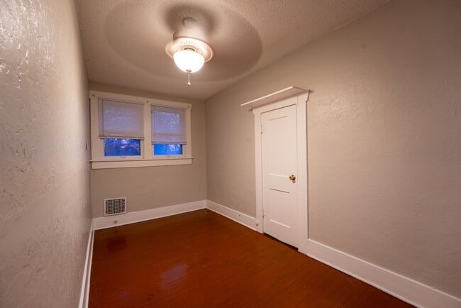 Building Photo - Move In Ready Home by Wesley Hospital!