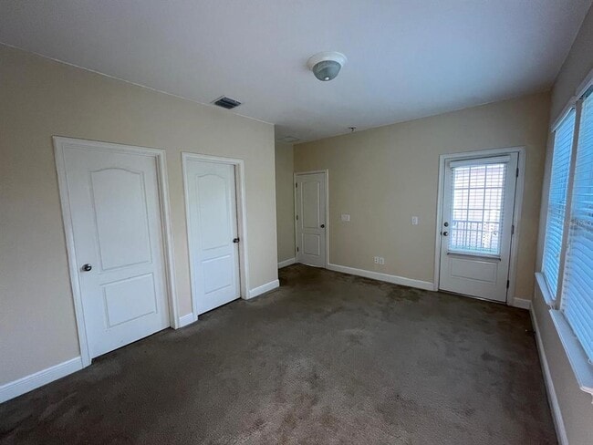 Building Photo - 8639 Via Trieste Dr