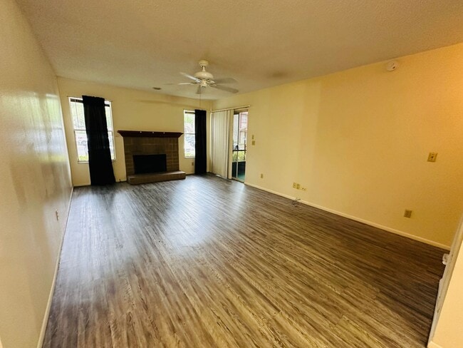 Building Photo - Stunning 1 Bedroom Condo in Pet-Friendly A...
