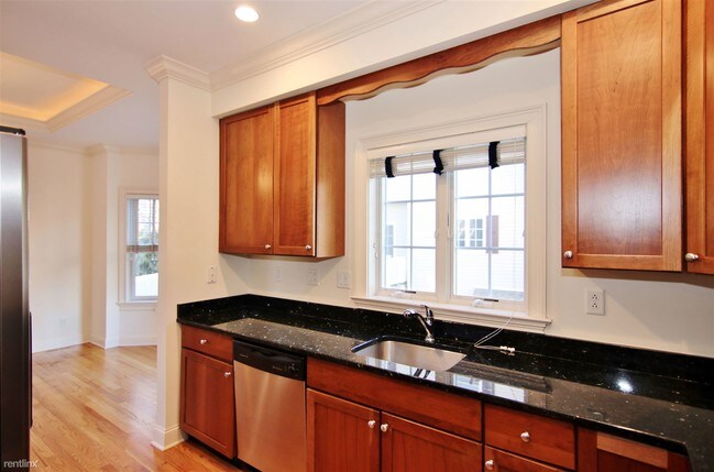 Building Photo - 2 br, 2.5 bath Townhome - Glenbrook Gables