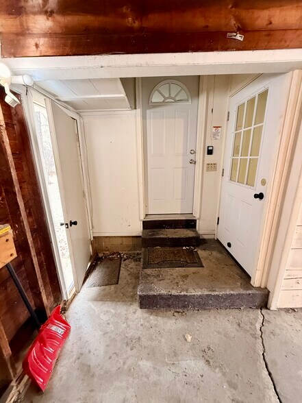 Building Photo - 310 Poplar St