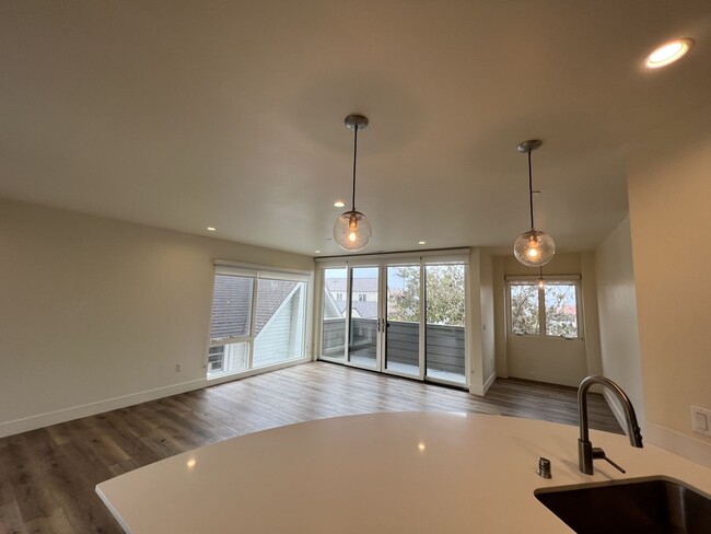 Building Photo - Modern 3BD/2.5BA in La Jolla! Private Doub...