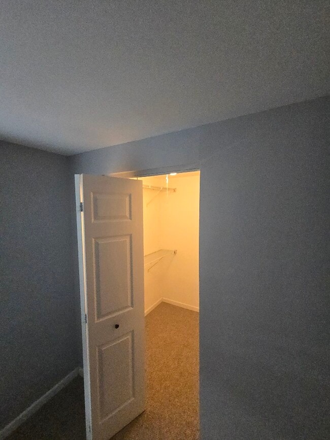 Building Photo - 4V S Fernwood Dr