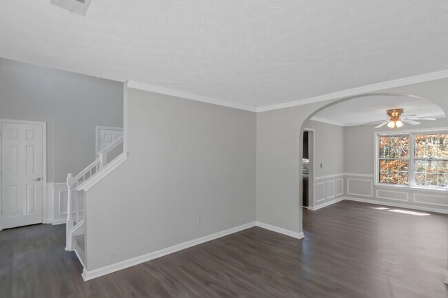 Building Photo - Spacious and inviting