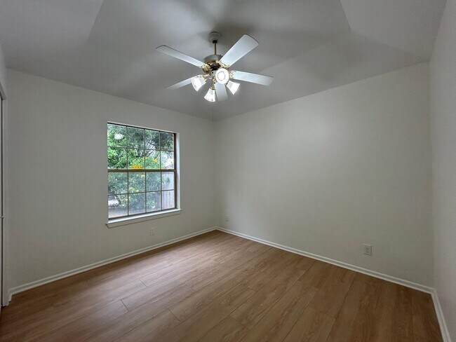 Building Photo - 126 Knoll Ave