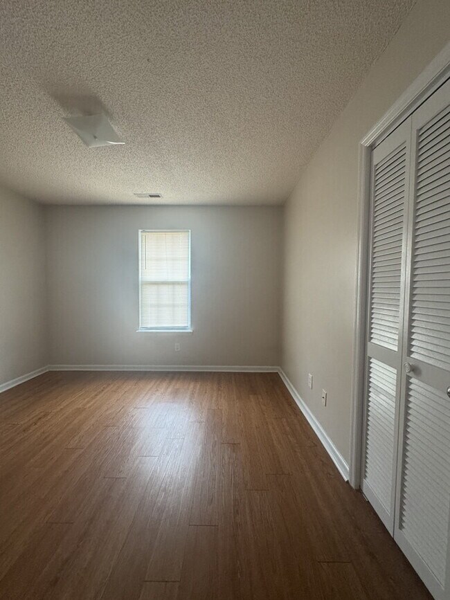 Building Photo - 106 Glenside Ct