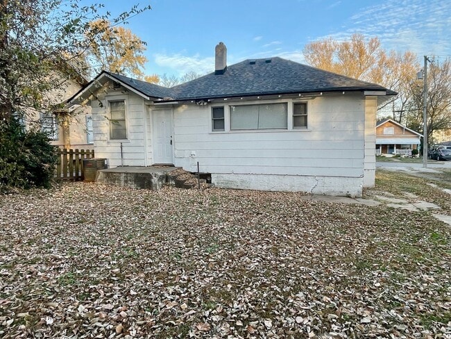 Building Photo - 919 S Douglas Ave