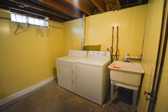 Building Photo - 3 Bedroom 1.5 Bath Available For Rent In Country Club Manor