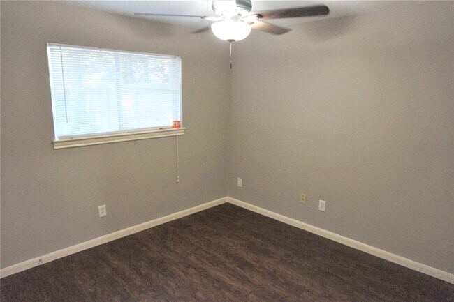 Building Photo - 2727 Tinechester Dr