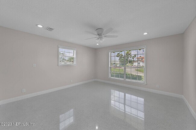 Building Photo - 221 Pablo Rd