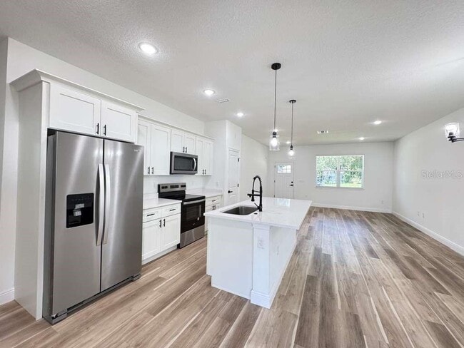 Building Photo - 8419 N Saxon Way
