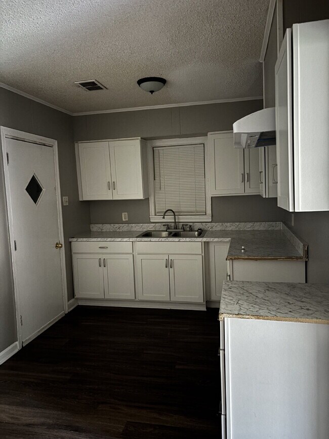 Building Photo - "3-Bedroom Gem on East Frank Avenue"