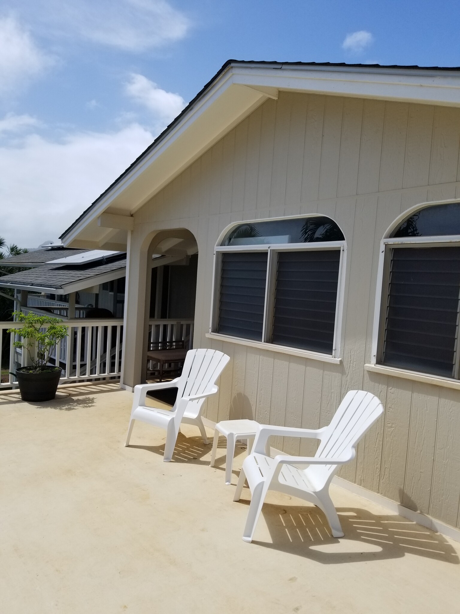 gigantic lani facing the ocean & breeze with covered sitting on the side. - 1675 Malakia Street Unit #2