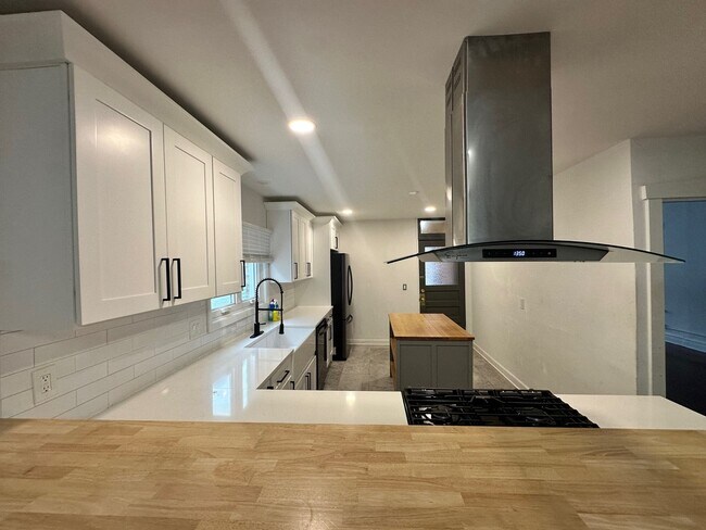 Building Photo - 5814 N Campbell Ave