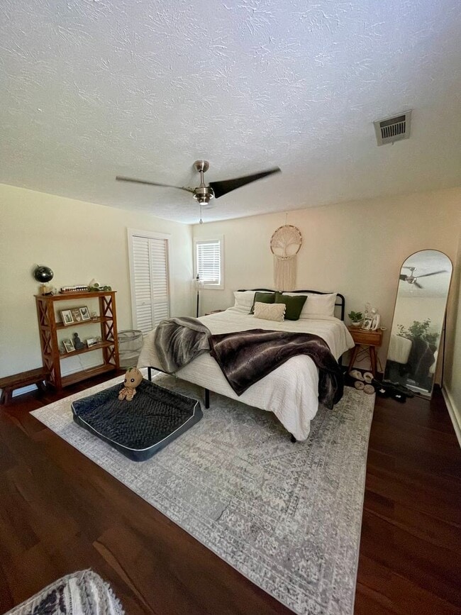 Building Photo - Beautiful newly renovated 3 bedroom 2 bath...