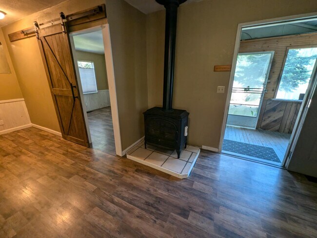 Building Photo - 402 Oregon St