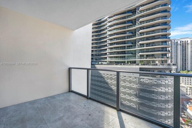 Building Photo - 1010 Brickell Ave