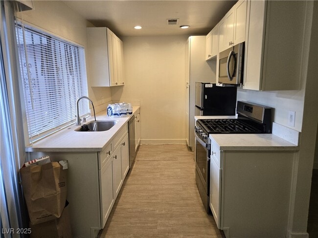 Building Photo - 1405 E Vegas Valley Dr