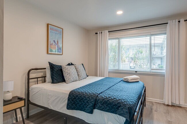 Building Photo - 801 Hillview Heights