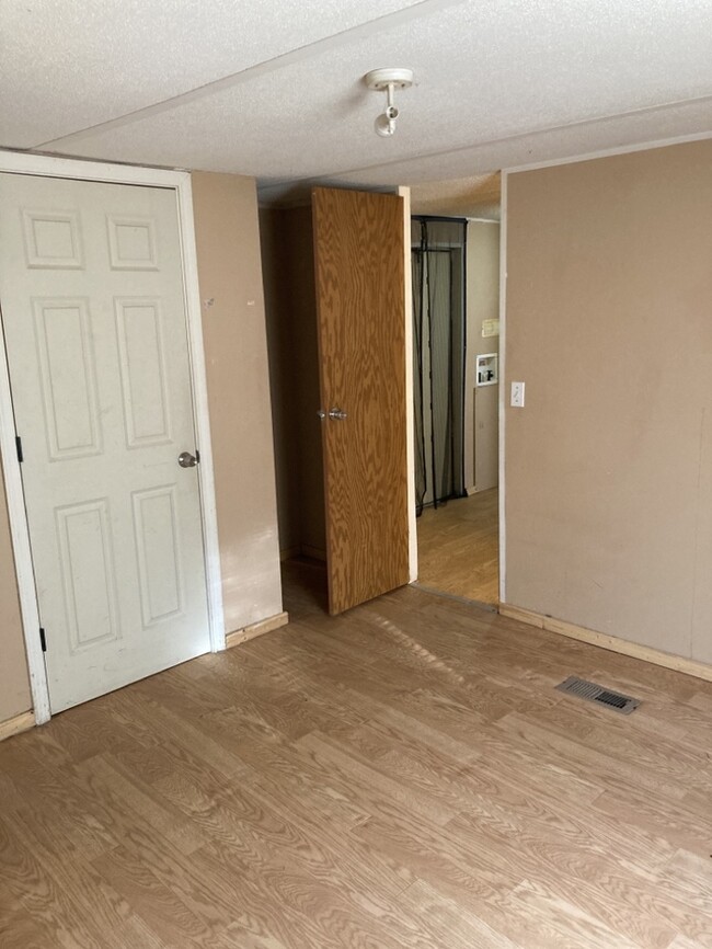 Building Photo - Belton Home