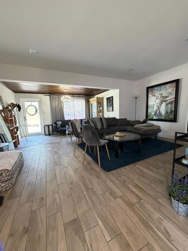 Building Photo - 1531 NE 15th Ave