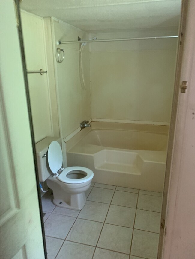 Building Photo - 119 Robin Hood Rd