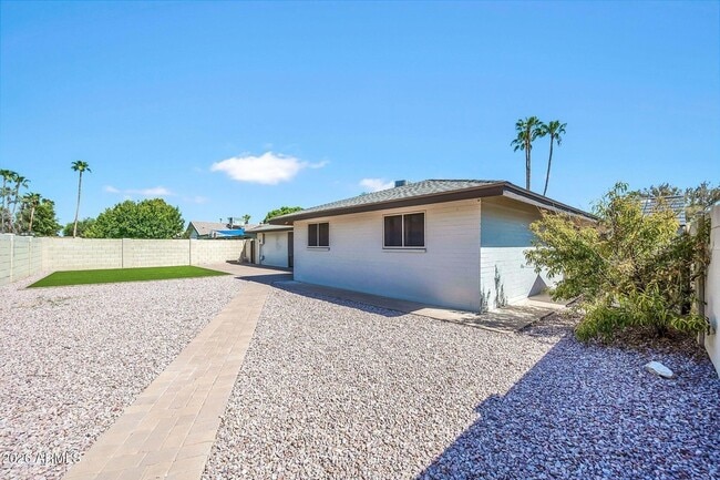 Building Photo - 1922 E Laguna Dr