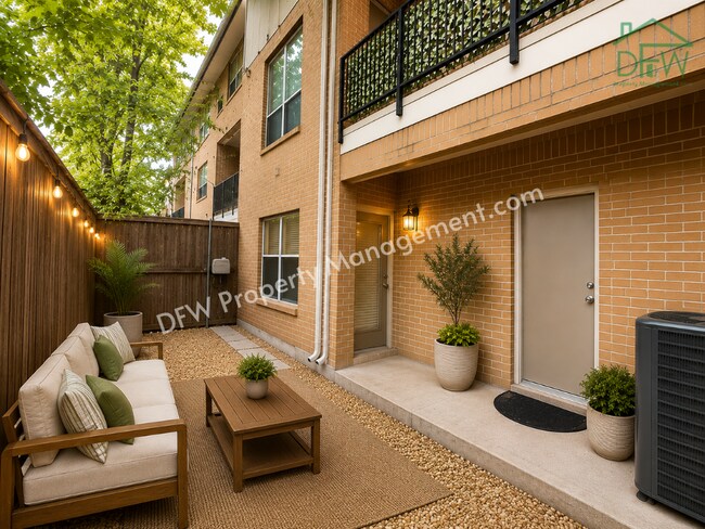 Building Photo - Luxury Renovated Townhome with Rooftop Skyline Views | Walk to Restaurants, Parks & More