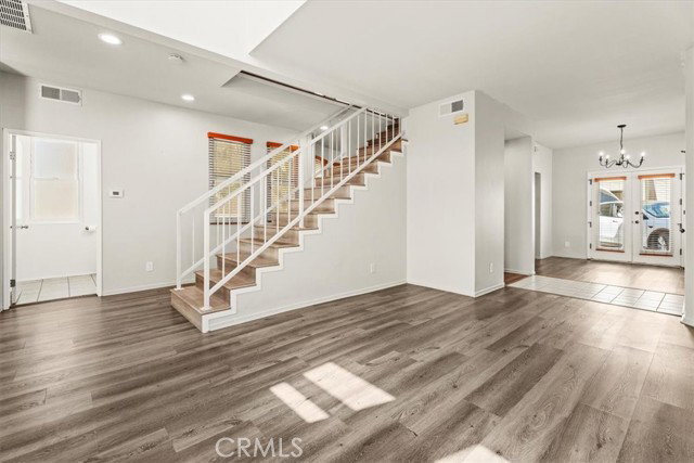 Building Photo - 313 E Oak Ave