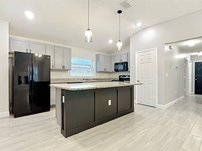Building Photo - 3040 Lakes Crest Ave