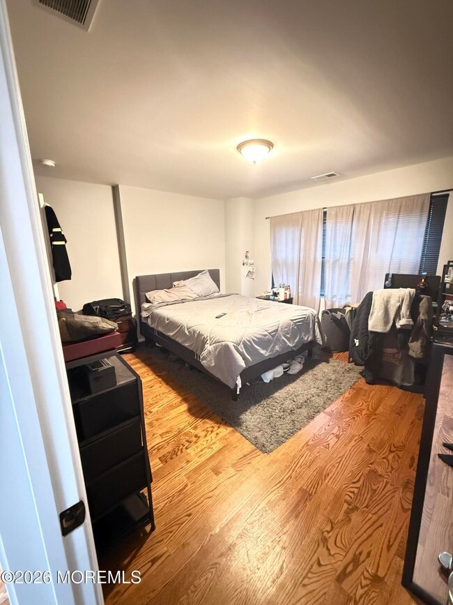 Building Photo - 591 Vernon St