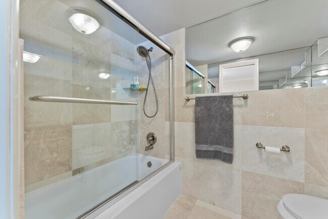 Building Photo - 1203 Hillsboro Mile