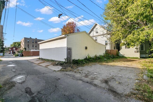 Building Photo - 1815 Clinton Ave