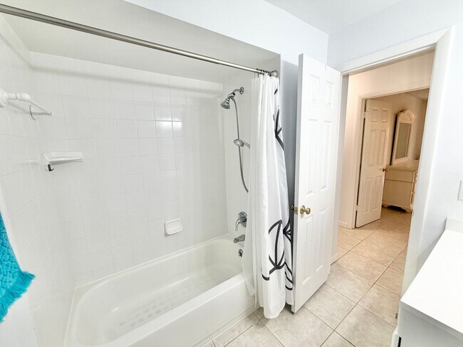 Building Photo - ** GLADES COUNTRY CLUB ** 2 BED / 2 BATH - VILLA - BUNDLED GOLF MEMBERSHIP - ANNUAL RENTAL