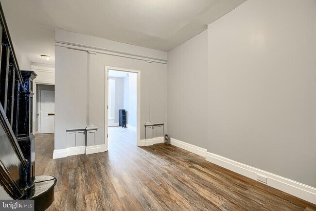 Building Photo - 2533 W Lombard St