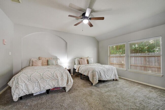 Building Photo - 2354 Oak Pebble